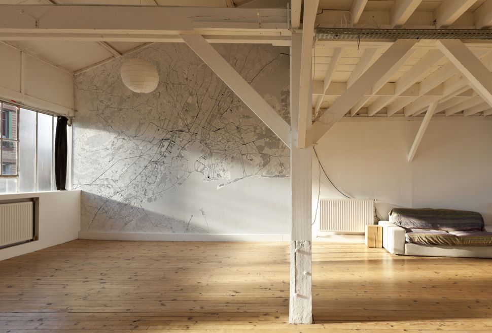 Duża fototapeta z mapą Nowego Jorku wisząca w pokoju na poddaszu