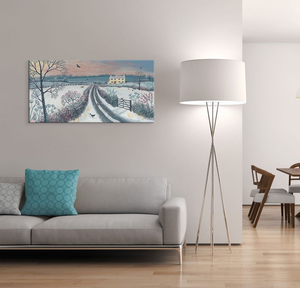 Obraz na płótnie wiszący w salonie nad szarą kanapą przedstawiający wiejski, zimowy krajobraz
