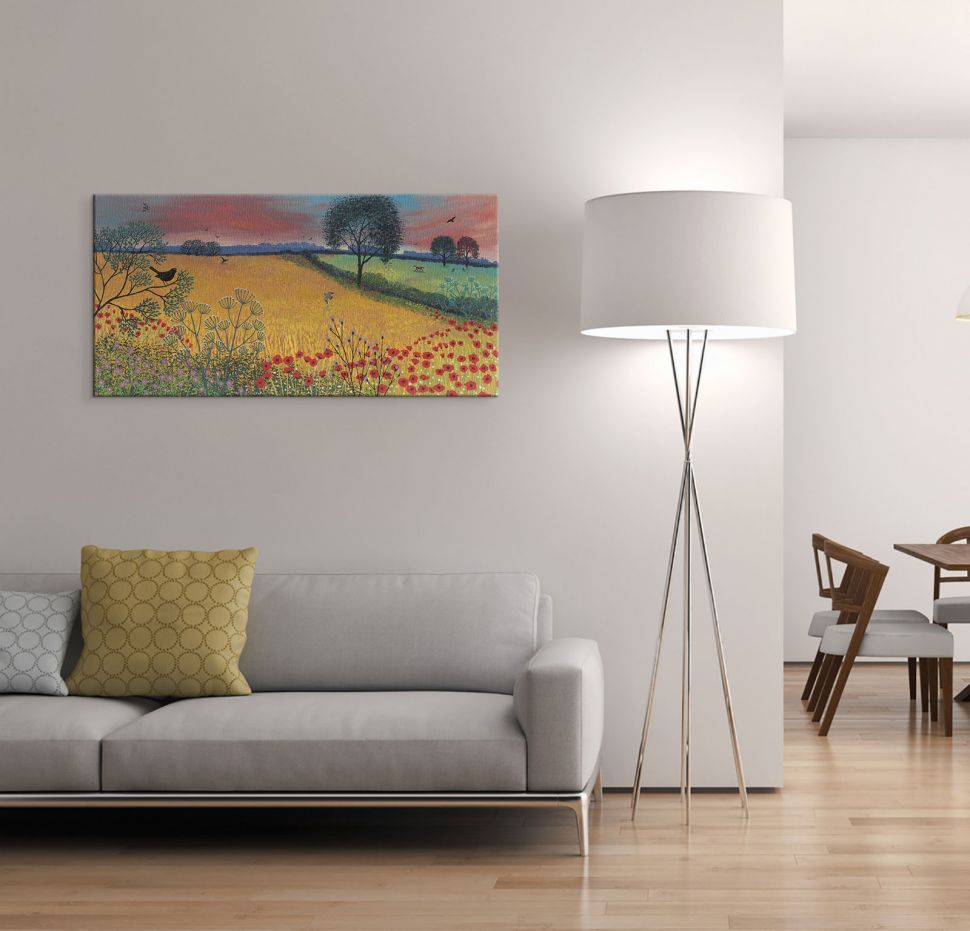 Obraz na płótnie wiszący w salonie nad szarą kanapą przedstawiający krajobraz pól i łąk pełnych zwierząt