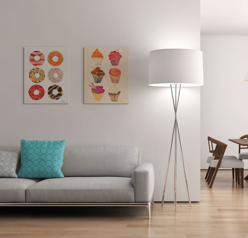 Obraz na płótnie wiszący nad kanapą w salonie przedstawia kolorowe donuty z posypką