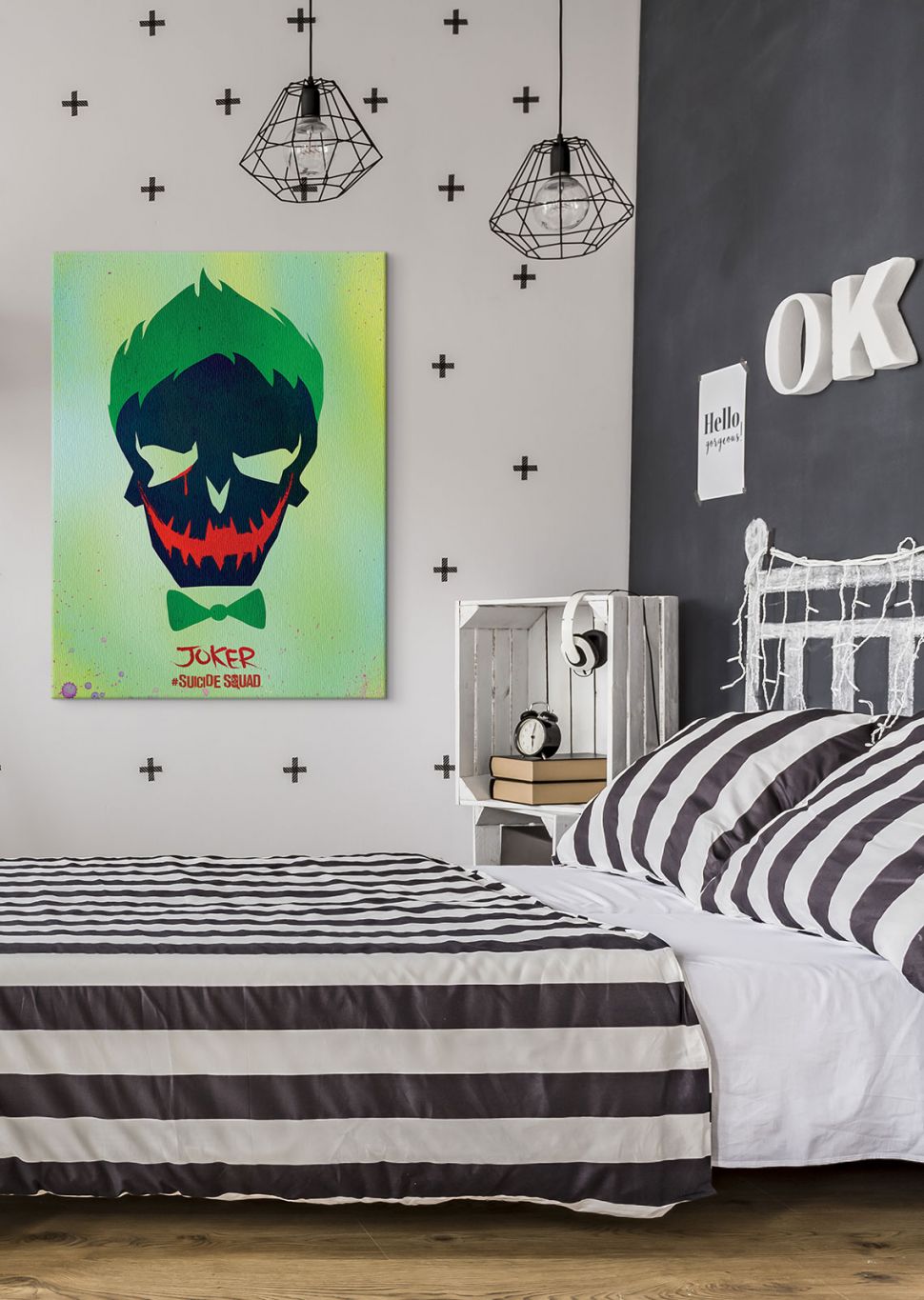 Obraz na płótnie wiszący w sypialni przedstawia podobiznę bohatera filmu Legion Samobójców, Jokera, którego grał Jared Leto