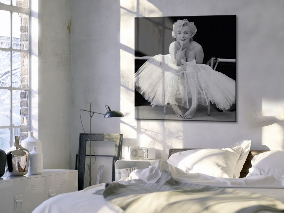 Jasna sypialnia z czarno-białym obrazem Marilyn Monroe wiszącym na ścianie