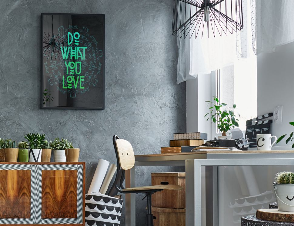 Plakat wiszący w nowoczesnym biurze oprawiony w czarną ramę przedstawiający napis ''Do what you love''