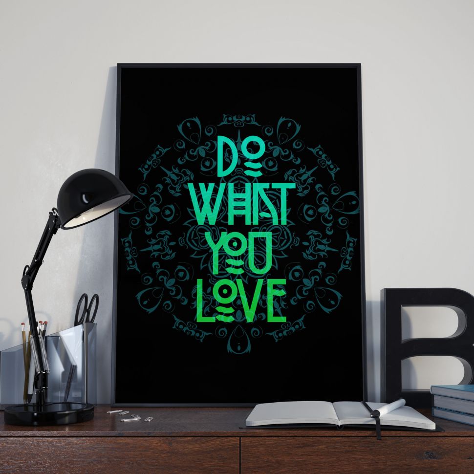 Plakat stojący na biurku oprawiony w ramę przedstawiający napis ''Do what you love''