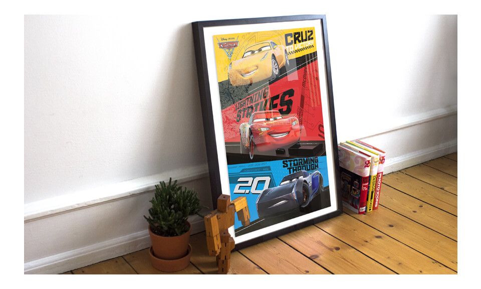 Plakat z bajki Cars 3 oprawiony w czarną grubą ramę z drewna