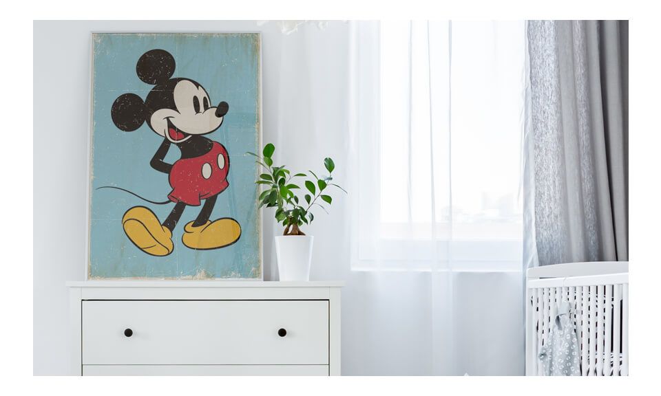 Plakat z Myszką Miki na ścianie w pokoju dziecka