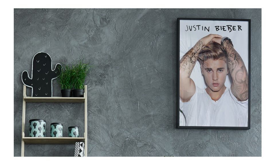 Obraz z Justinem Bieberem w białej koszulce wiszący na ścianie w pokoju