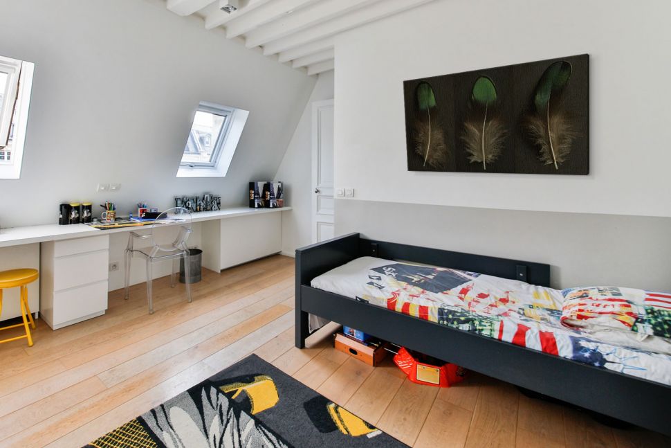 Obraz na płótnie wiszący w pokoju nad łóżkiem przedstawiający pawie pióra