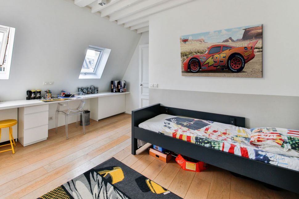 Obraz na płótnie wiszący w pokoju na białej ścianie nad łóżkiem przedstawiający Zygzaka McQueena z filmu Auta