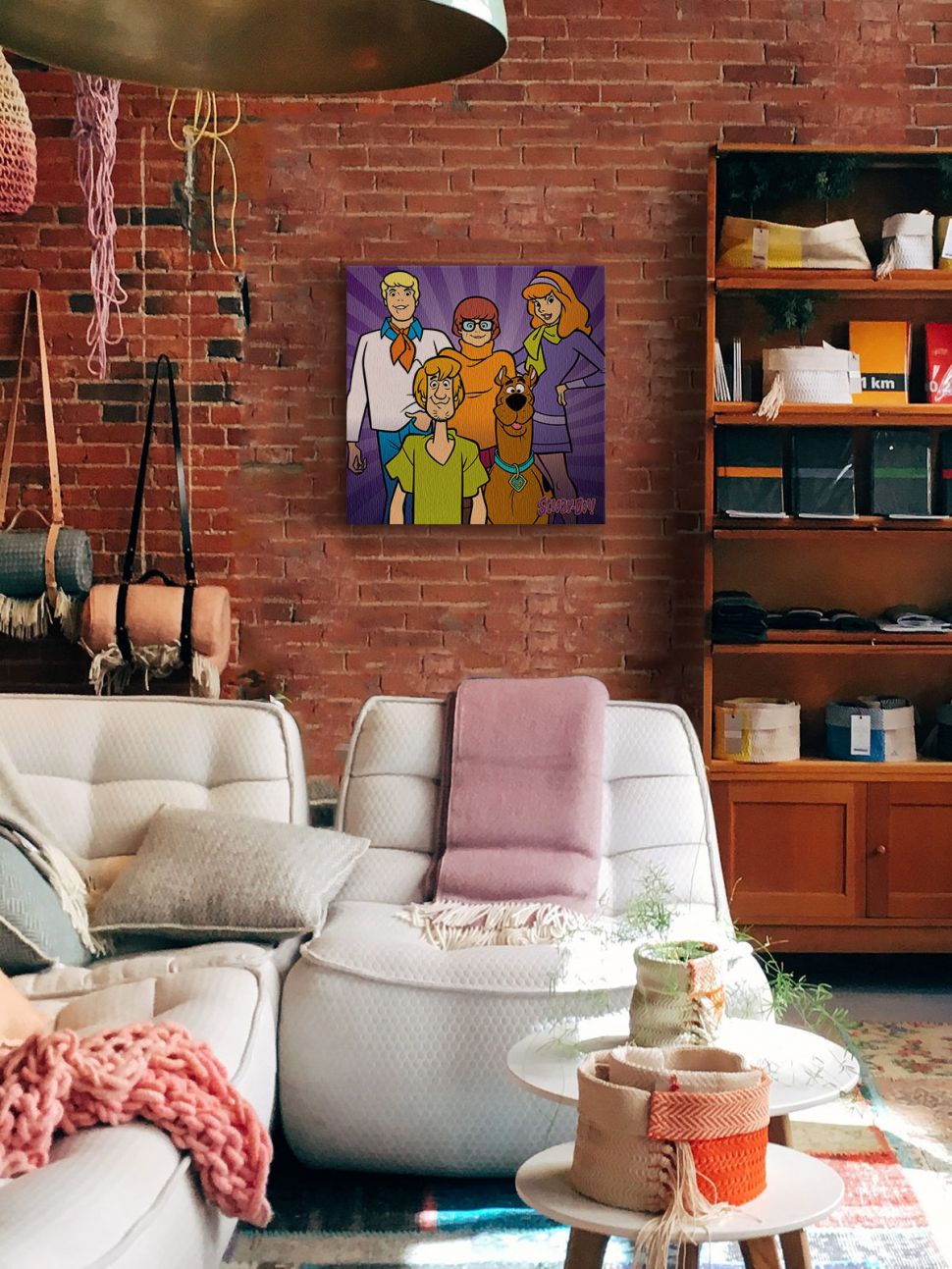 Obraz na płótnie wiszący na ścianie z cegły w nowoczesnym salonie przedstawiający Scooby Doo i jego przyjaciół: Freda, Velmę, Daphne i Kudłatego