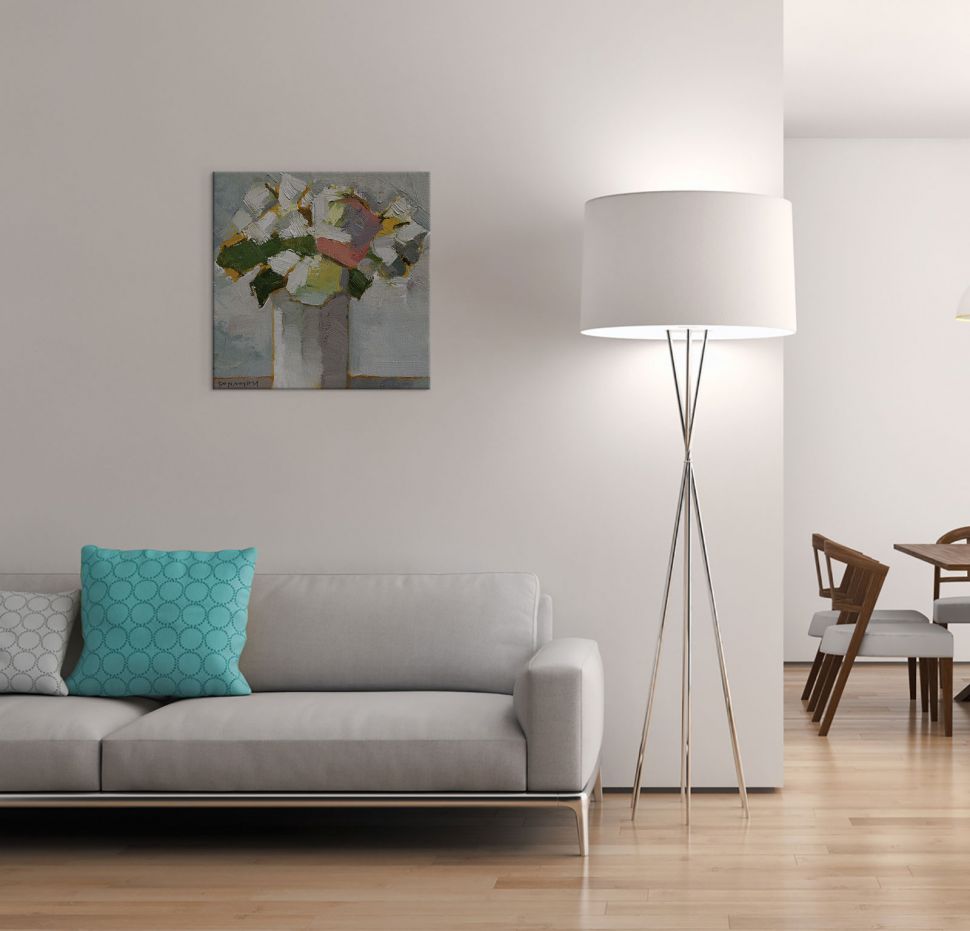 Obraz na płótnie wiszący w salonie na białej ścianie nad kanapą przedstawiający bukiet białych kwiatów w wazonie