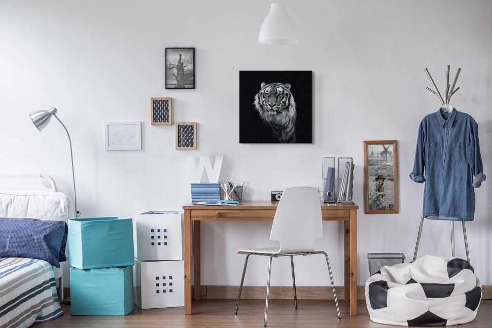 Czarno-biały obraz na płótnie wiszący w nowoczesnym pokoju nad biurkiem przedstawiający Tygrysa