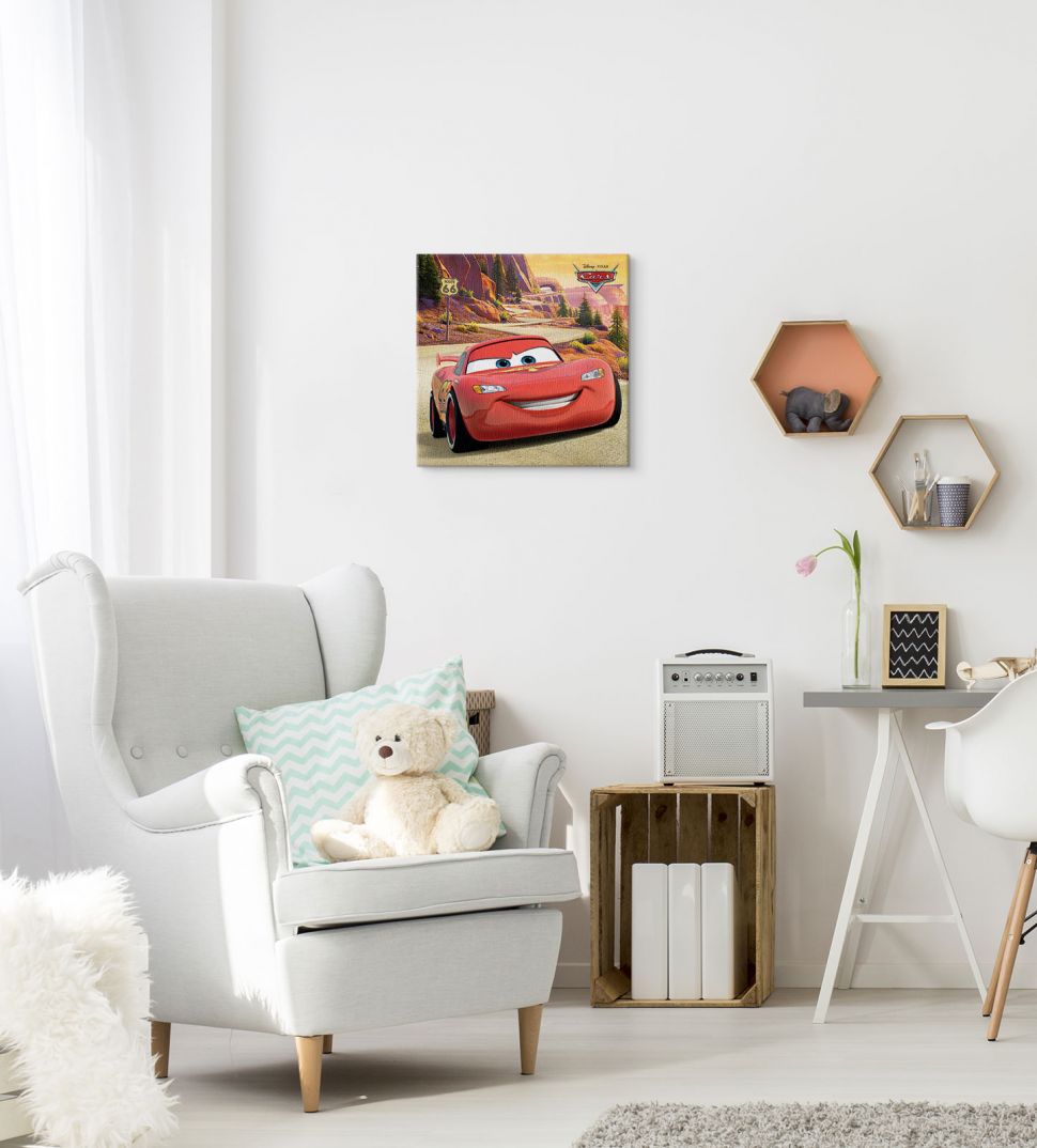 Obraz na płótnie wiszący w dziecięcym pokoju na białej ścianie z bajki Cars z Zygzakiem McQueenem