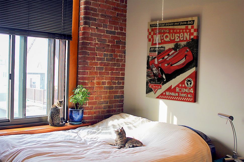 Obraz na płótnie powieszony w sypialni nad łóżkiem przedstawiający Zygzaka McQueena z filmu Auta