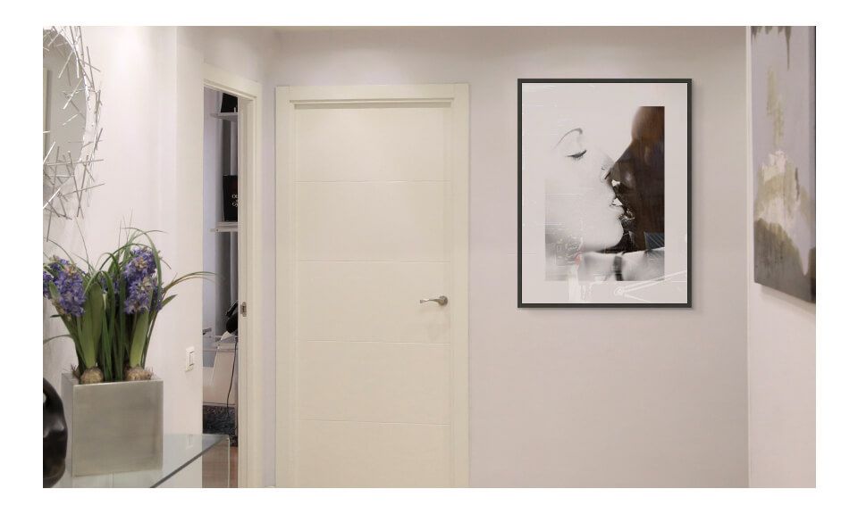 Obraz z całującą się białą kobietą i czarnym mężczyzną wiszący na ścianie w mieszkaniu