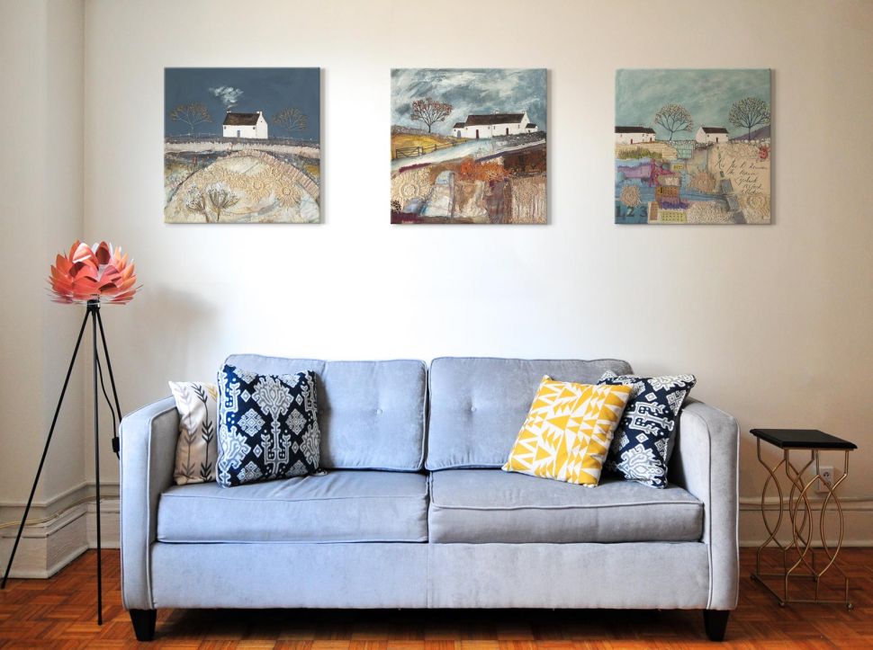 Obraz na płótnie Shades of Autumn wiszący w salonie na białej ścianie nad błękitną kanapą
