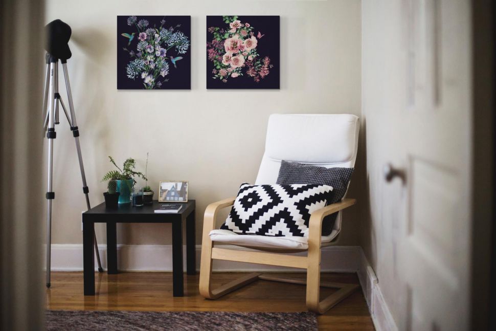 Canvasy na płótnie przedstawiające kwiaty wiszące w pokoju nad fotelem
