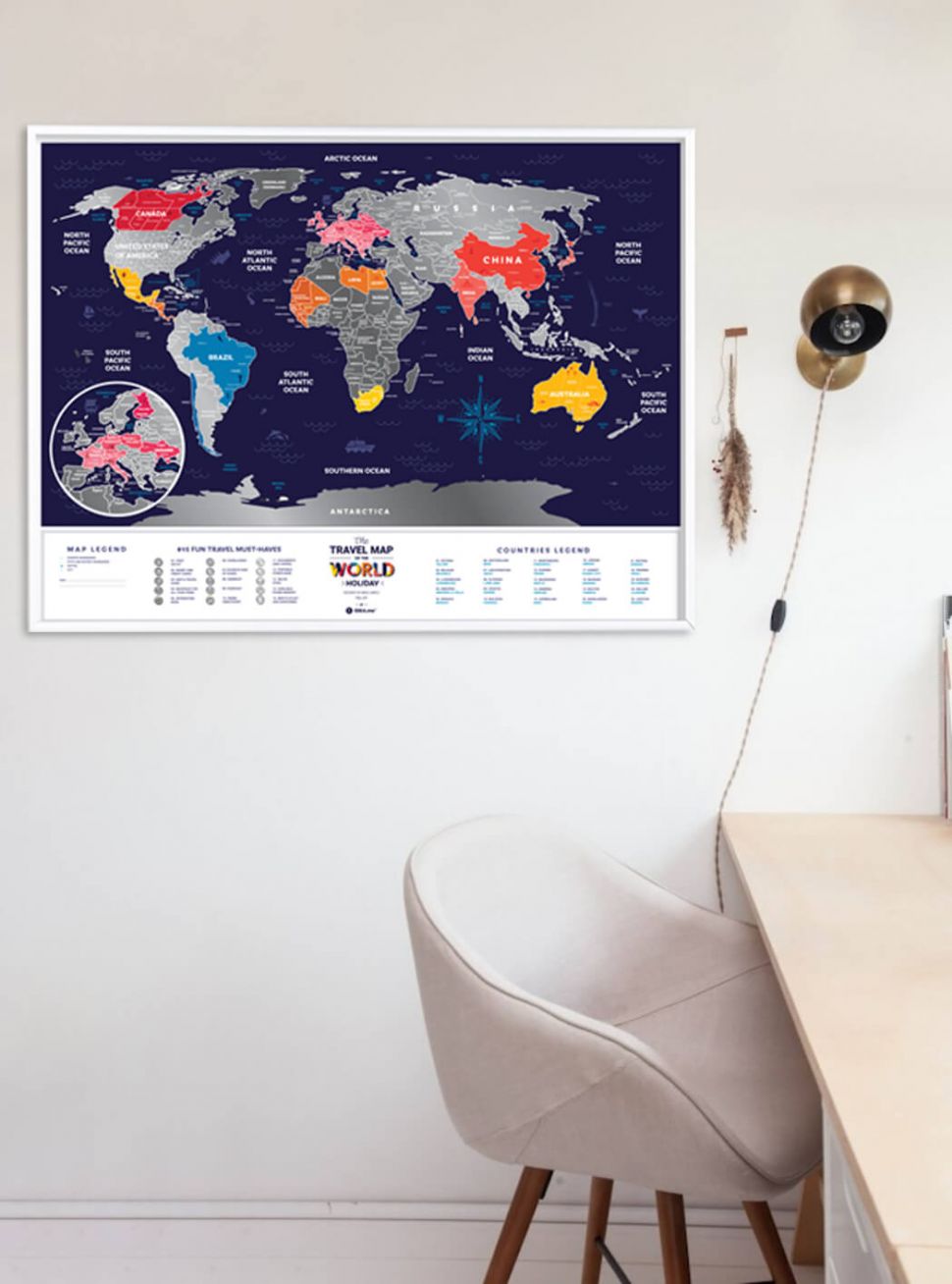 Holiday World mapa do zdrapywania wisząca w pokoju obok lampy
