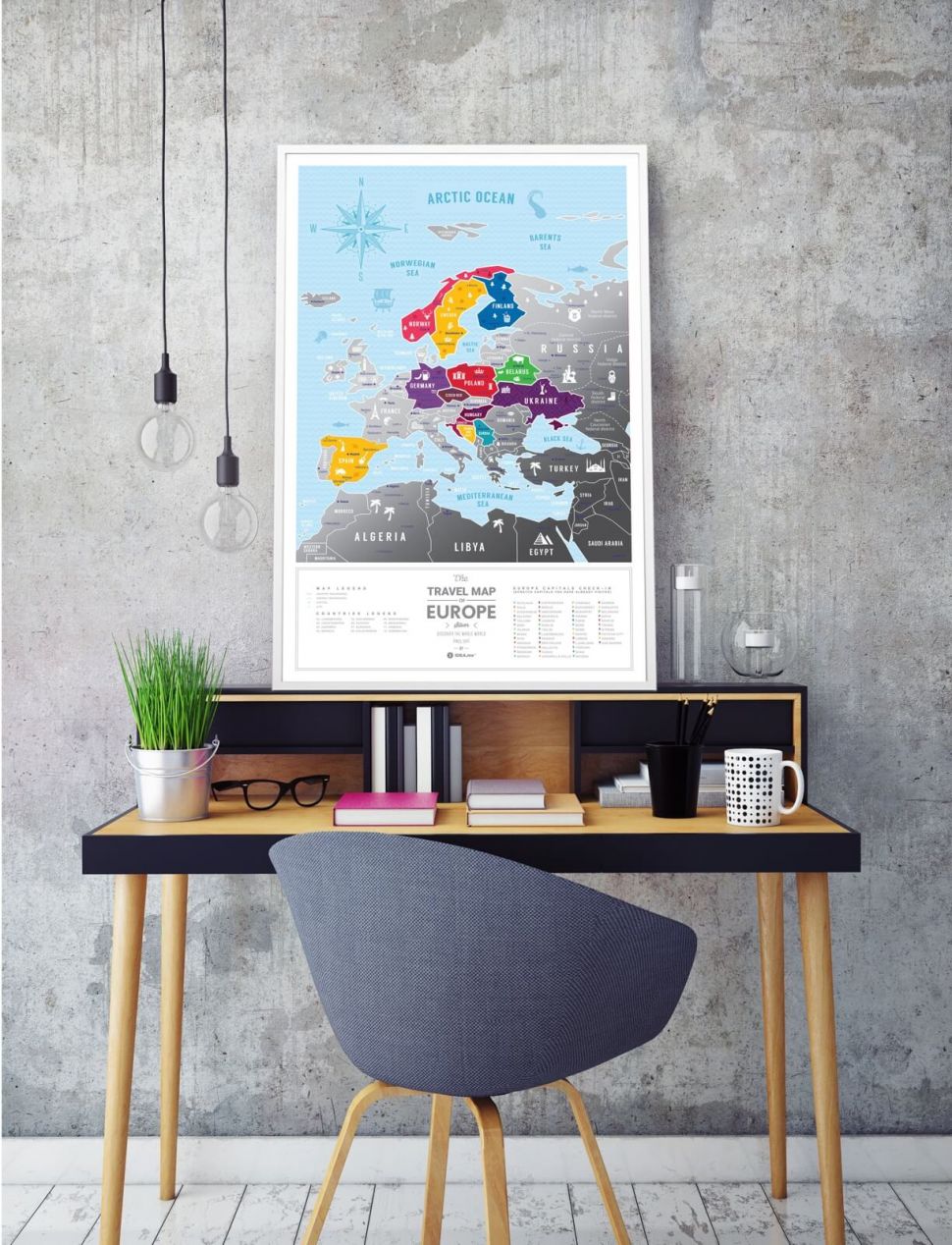 Srebrna mapa zdrapka Europy stojąca na biurku