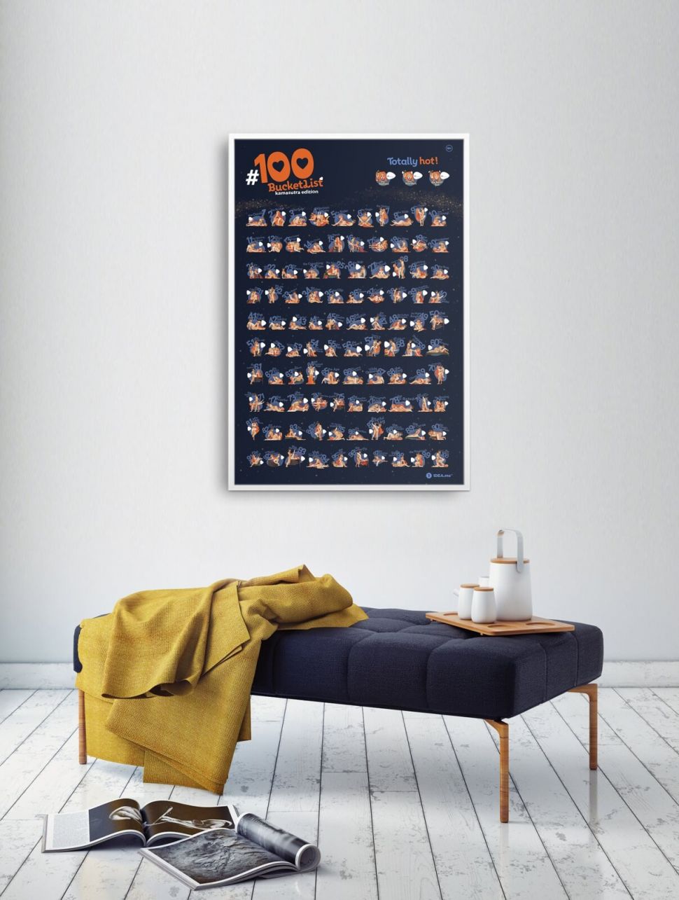 Plakat zdrapka #100 Bucketlist Kamasutra wiszący na białej ścianie nad sofą