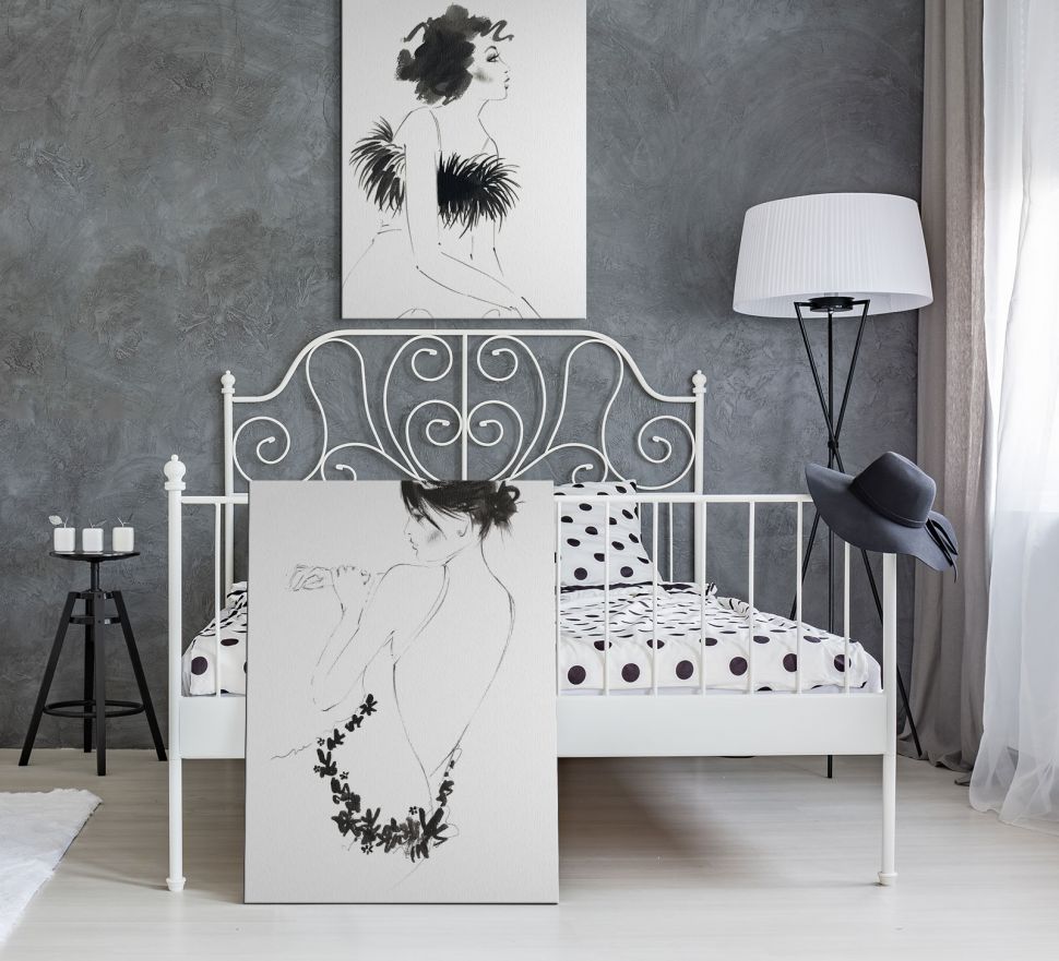 Canvas o nazwie Couture wiszący w sypialni nad białym łóżkiem