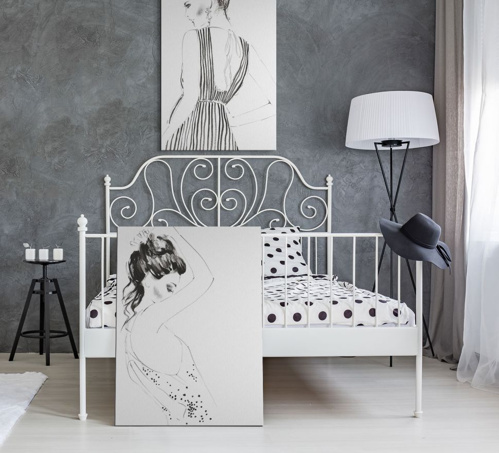Canvas Chic stojący w sypialni na podłodze, oparty o białe łóżko