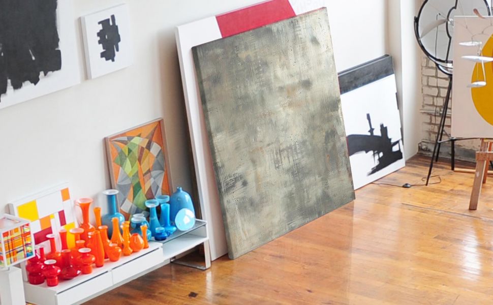 Abstrakcyjny obraz na płótnie o nazwie Mink stojący na drewnianej podłodze w salonie