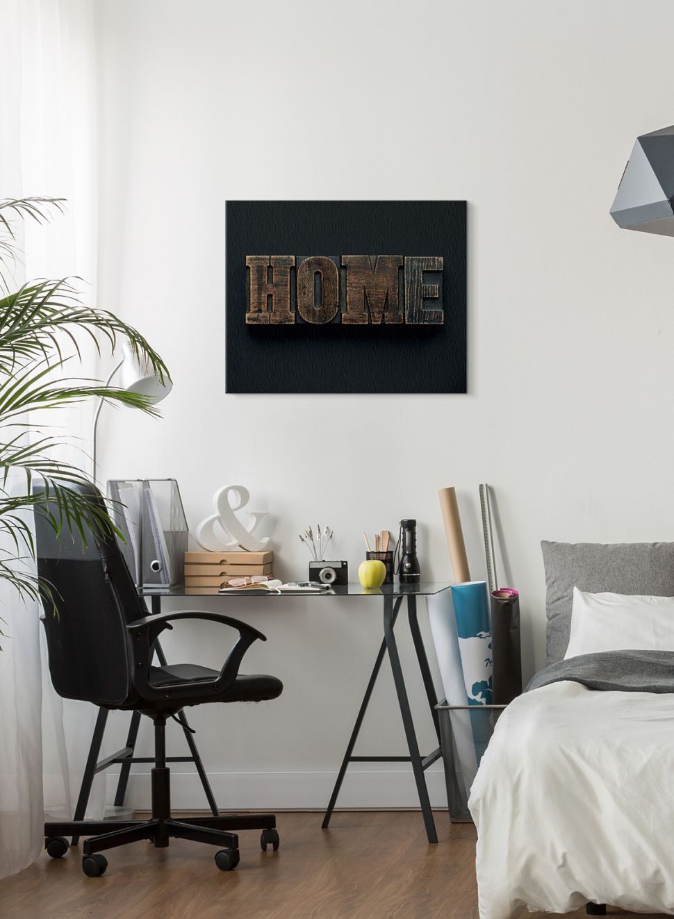 Typograficzny obraz na płótnie o nazwie Home wiszący w sypialni nad szklanym biurkiem