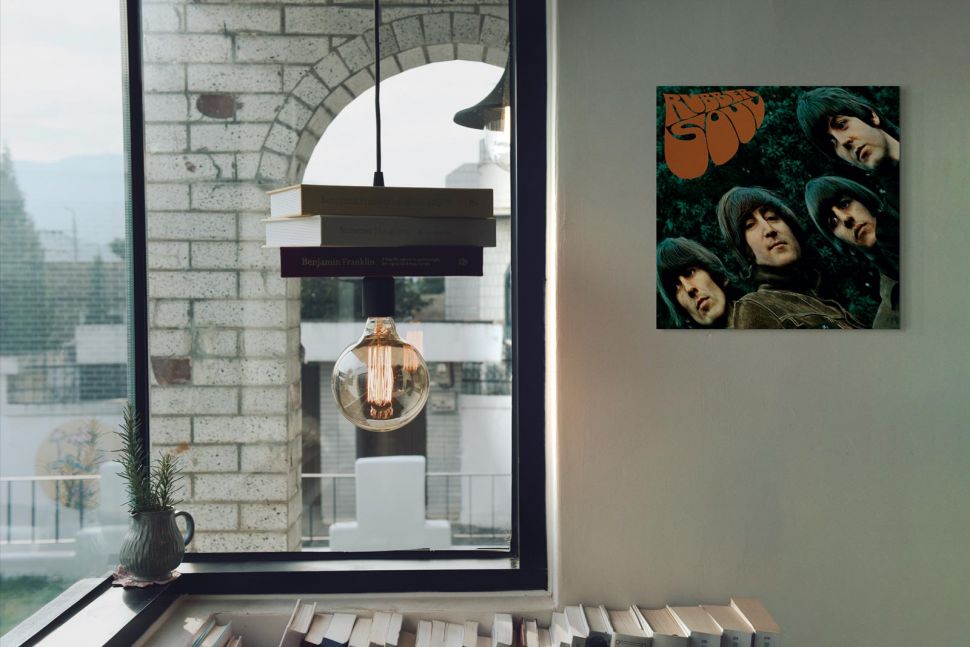 Obraz na płótnie The Beatles Rubber Soul wiszący na białej ścianie obok okna