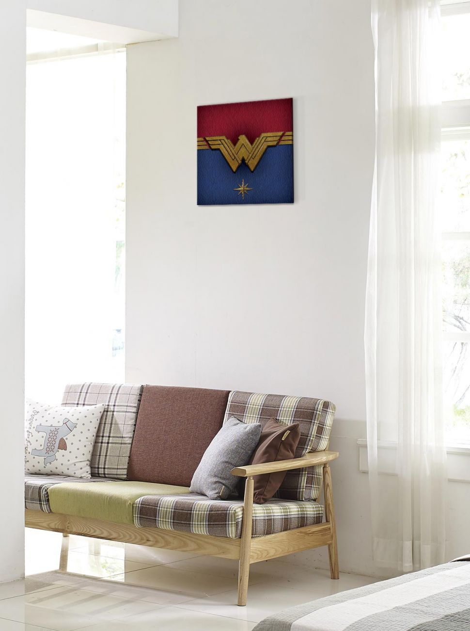 Obraz na płótnie o nazwie Wonder Woman Emblem wiszący na białej ścianie nad kanapą
