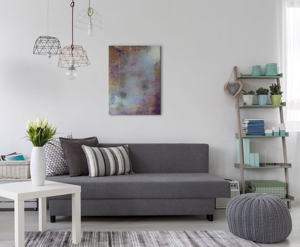 Obraz na płótnie zatytułowany Waterlily Silver wiszący nad szarą kanapą w salonie