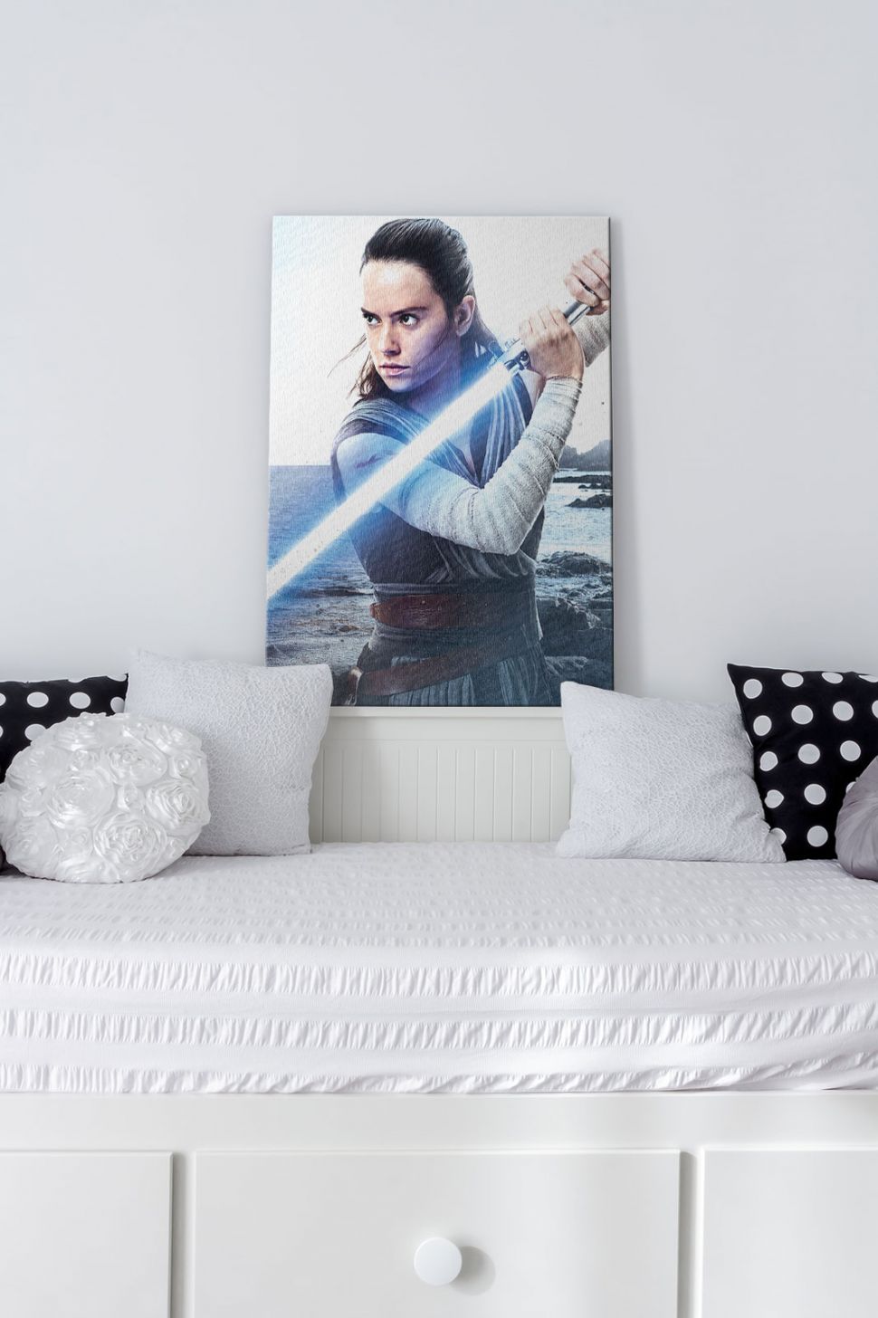 Obraz na płótnie Star Wars: The Last Jedi (Rey Engage) stojący na ramie białego łóżka