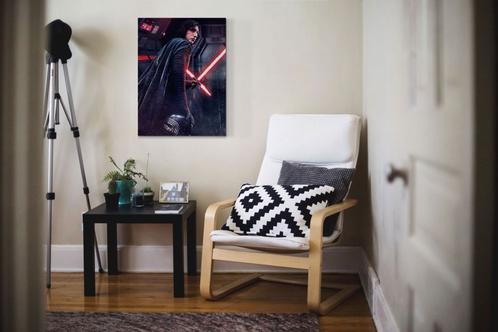 Obraz na płótnie Star Wars: The Last Jedi (Kylo Ren Rage) wiszący na beżowej ścianie w pokoju nad stolikiem