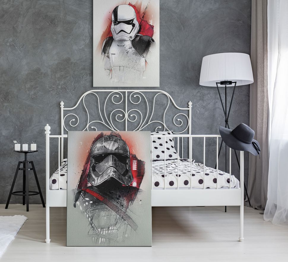 Obraz na płótnie Star Wars: The Last Jedi (Captain Phasma Brushstroke) stojący oparty o ramę białego łóżka