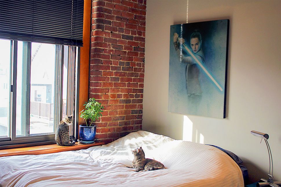 Obraz na płótnie Star Wars: The Last Jedi (Rey Lightsaber Guard) wiszący w sypialni nad łóżkiem