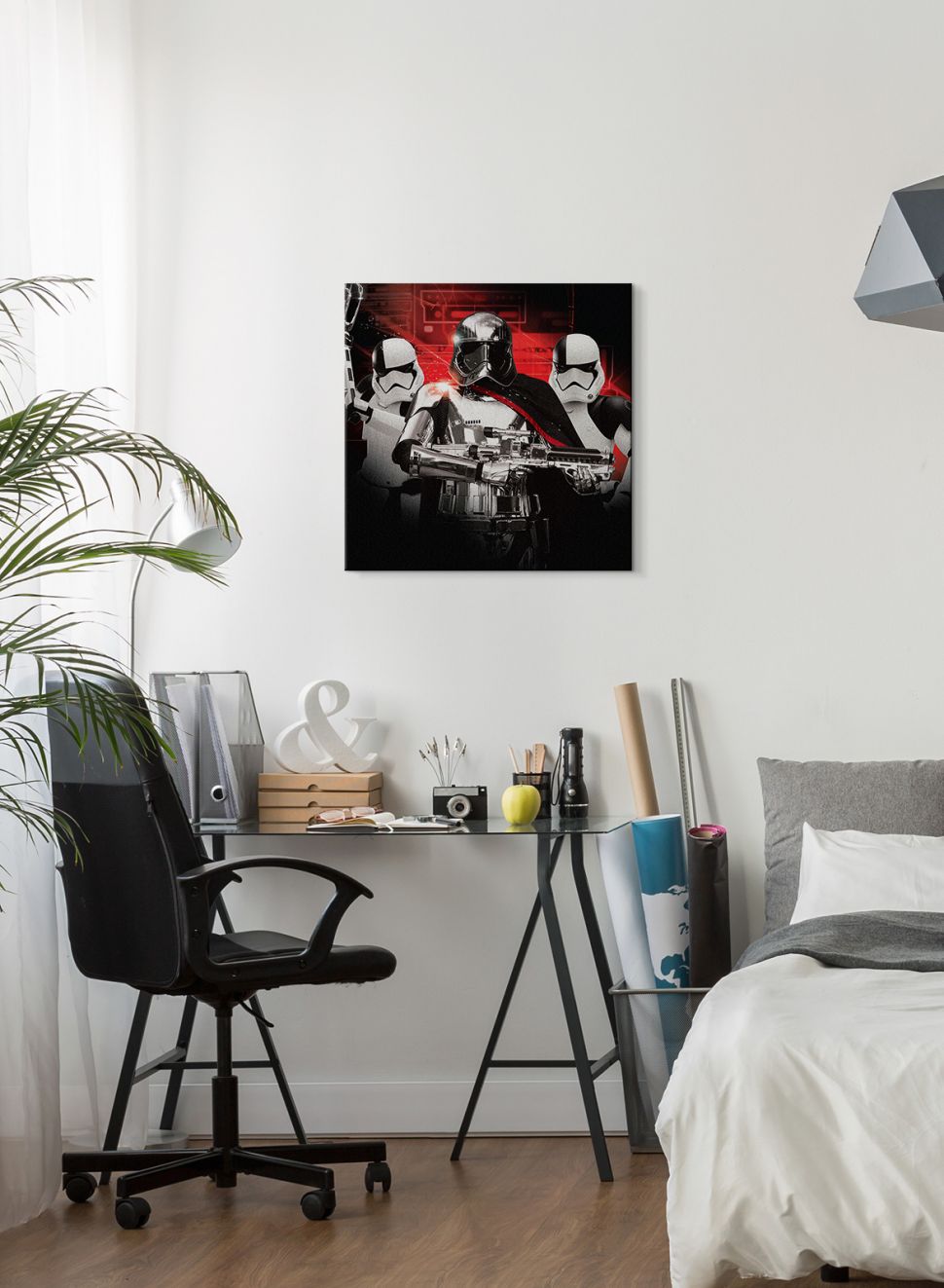 Obraz na płótnie Star Wars: The Last Jedi (Trooper Team) wiszący na białej ścianie nad biurkiem