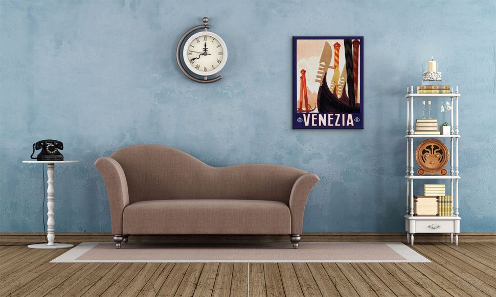 Obraz Venezia przedstawiający gondolę wiszący w salonie na niebieskiej ścianie nad brązową kanapą