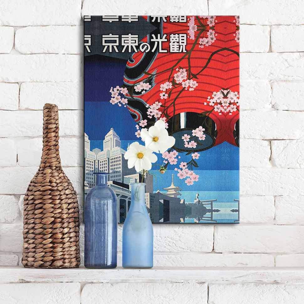 Canvas Japan Japonia wiszący na ścianie z białej cegły obok wazonów z kwiatami