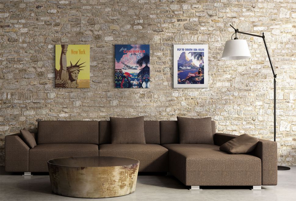 Canvas Caribbean wiszący w salonie nad brązowym narożnikiem na ścianie z cegły
