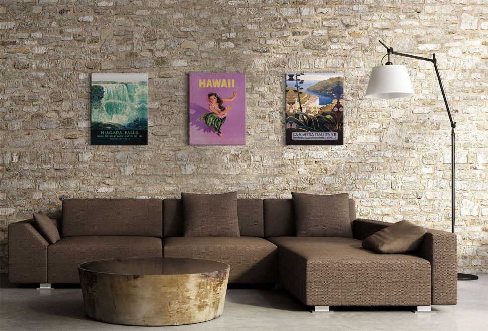 Canvas La Riviera Italienne wiszący w salonie nad brązową kanapą na ścianie z cegły
