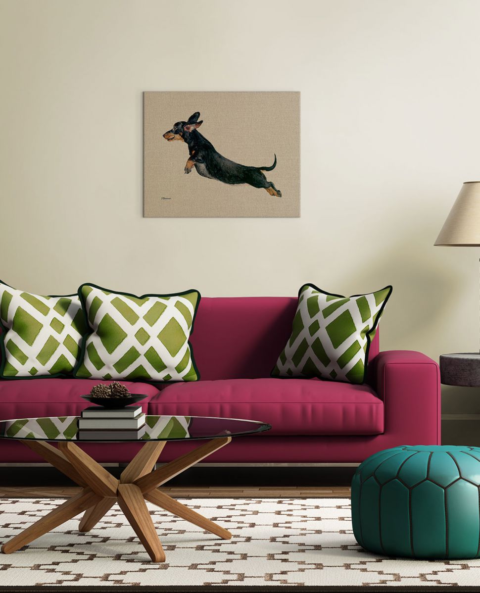 Obraz na płótnie z jamnikiem Freddy wiszący na białej ścianie nad fioletową kanapą