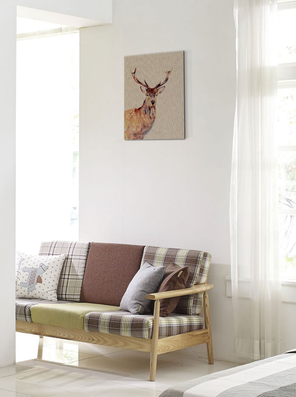 Canvas Montgomery przedstawiający jelenia wiszący nad kanapą na białej ścianie pomiędzy oknami