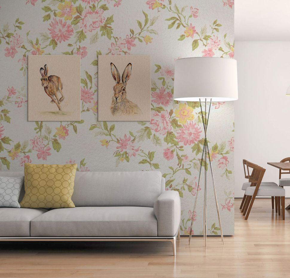 Obraz na płótnie z zającem Tilly wiszący w salonie nad kanapą na ścianie w kolorowe kwiaty