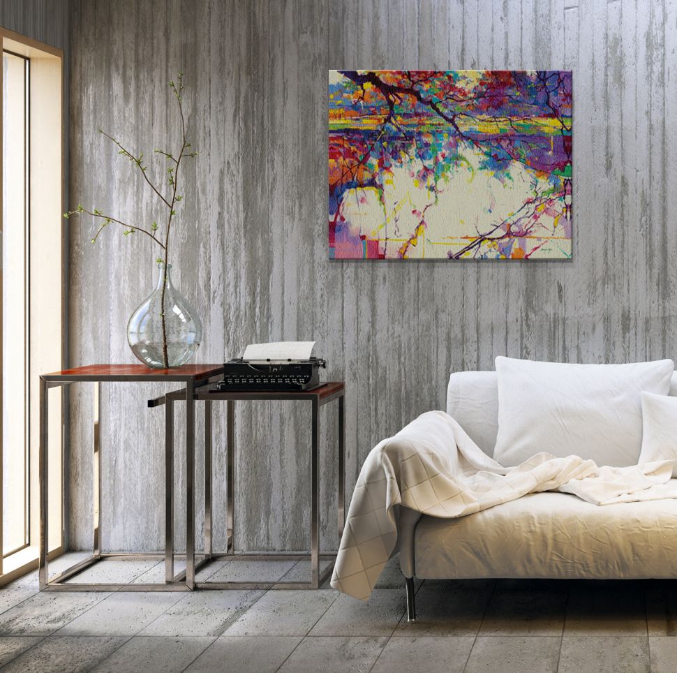 Kolorowy Canvas Cannop Ponds wiszący w salonie na szarej ścianie nad kanapą