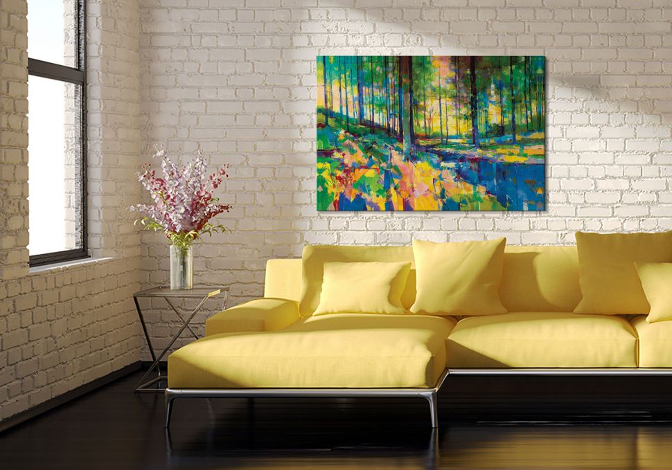 Canvas Little Staple Edge Wood wiszący nad żółtą kanapą na białej ceglanej ścianie