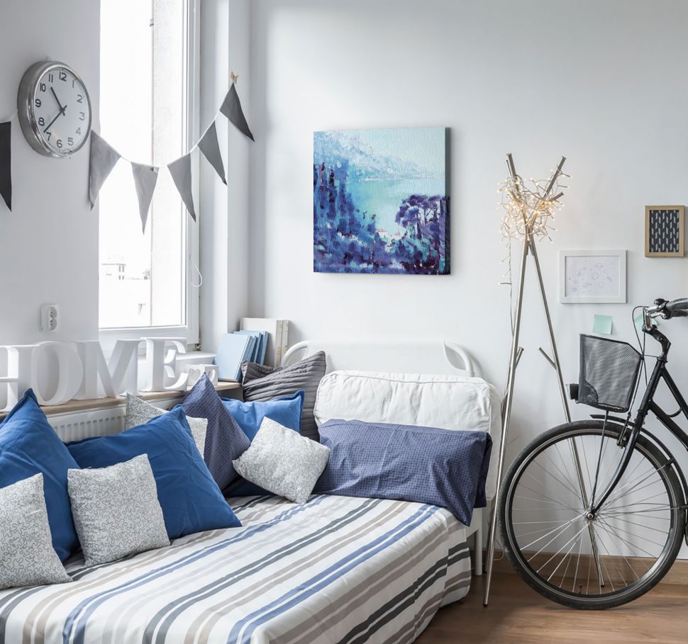 Canvas Amalfi Coast, Italy wiszący w jasnej sypialni nad łóżkiem z niebieskimi poduszkami