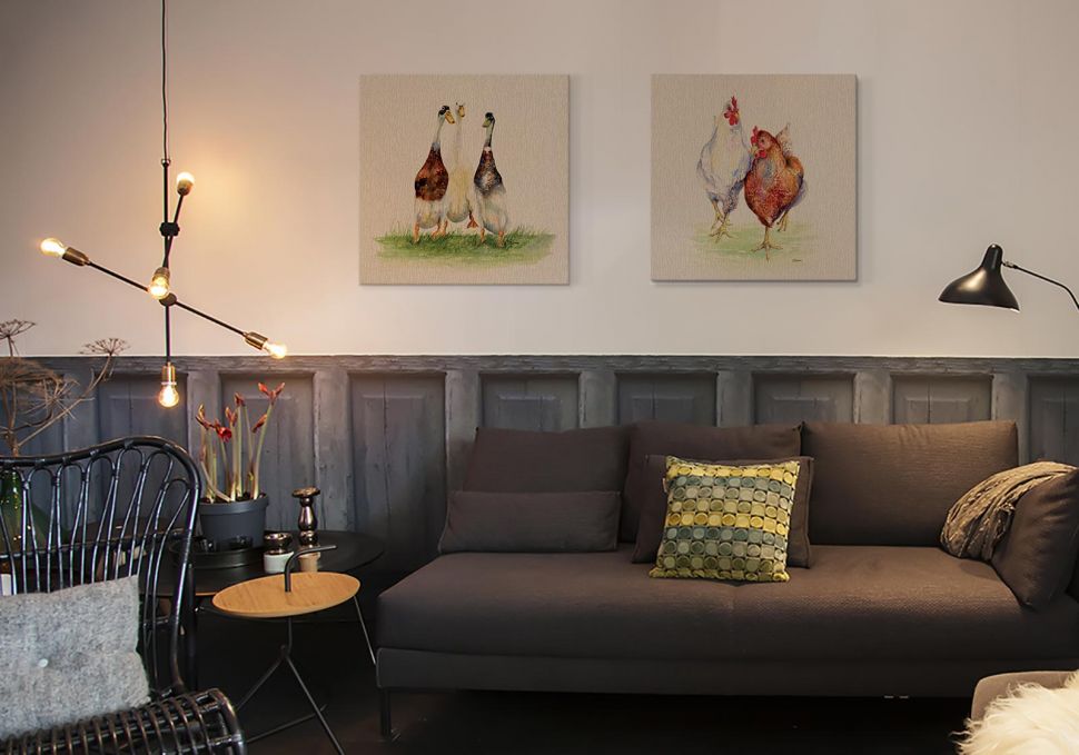 Canvas z kurami Ethel & Mabel wiszący w salonie nad czarną sofą