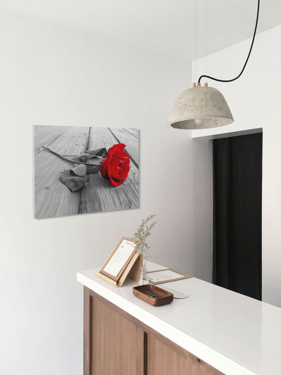 Obraz z czerwoną różą wiszący na ścianie w aneksie kuchennym