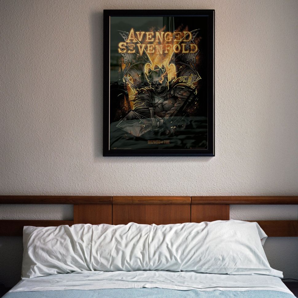 Plakat z zespołem Avenged Sevenfold z okładką singla Sheperd of Fire wiszący w sypialni nad drewnianym łóżkiem