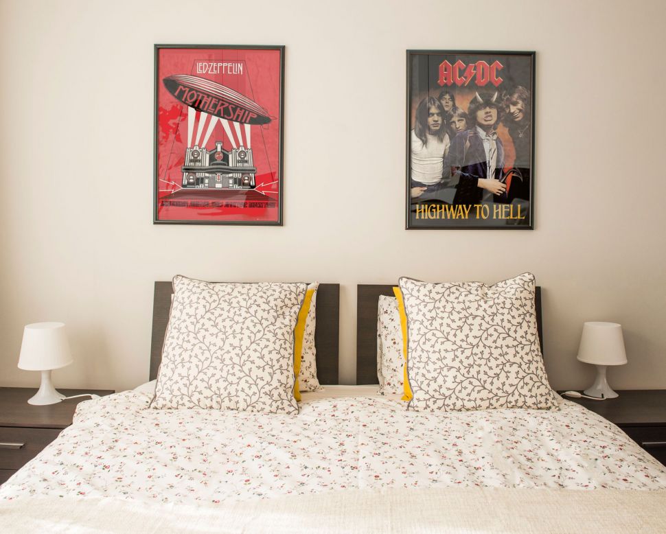 Plakat z okładką płyty Led Zeppelin - Mothership wiszący w sypialni nad łóżkiem